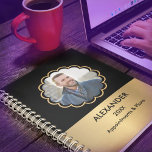 Agenda Foto Moderna Dourada Personalização Elegante Preto<br><div class="desc">O Dourado Planeador Personalizado Elegante Preto Preto e  de Foto Moderno é excelente para planejar seus eventos pessoais ou de escritório. É moderno e elegante. Personalize-o com sua foto e informações. É excelente usar todos os dias.</div>