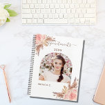 Agenda Foto Pampas rosa ouro floral 2023<br><div class="desc">Personalize e adicione seu próprio dentro de foto ao quadro em forma de arco. Uma cor branca de fundo. Decorado com grama-pampas e florais cor-de-rosa pincelados. Adicione um ano e seu nome.</div>