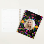 Agenda Foto personalizada de Preto Flores do Fiesta Mexic<br><div class="desc">Adicione sua foto a este bonito planejador floral. As flores de fiesta popular mexicanas enquadram sua foto e você pode editar o ano.</div>