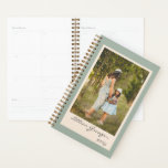Agenda Foto personalizada verde simples Na moda 2025<br><div class="desc">Mantenha-se organizado em estilo com este simples e elegante planejador inundado num sábio sereno deserto verde. Perfeito para planejar seus dias, semanas e meses, este versátil planejador oferece espaço para sua foto favorita e pode ser personalizado com seu nome para um toque exclusivo. O formato sem data permite que você...</div>