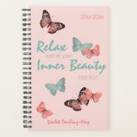 Agenda Frascos bonito e Cota de Positividade - Coral Teal<br><div class="desc">Personalize esse planejador bonito com seu nome e no ano ou ano acadêmico. Esta design feminina apresenta borboletas e palavras positivas na tipografia de scripts. A sabedoria do iogi diz "Relaxe e deixe sua beleza interior emergir". Tem uma paleta de cor-de-coral pálido, coral e verde/azul-lacrimogêneo. Procure na nossa loja designs...</div>