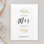 Agenda Futuro da Folhagem Dourada moderna Sra. Wedding<br><div class="desc">Notebook de planejador de casamento personalizado com caligrafia moderna "futura Sra." com design de folhagem dourada.</div>