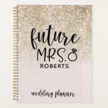 Agenda Futuro Sra. Wedding Blush Pink e Dourada Glitter<br><div class="desc">Mantenha-se organizado com seu planejamento de casamento com este planejador personalizado apresentando seu futuro sobrenome.</div>