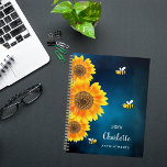 Agenda Girassóis amarelos abelhas azul nome do céu<br><div class="desc">Prepare-se para organizar seus dias com um toque de charme natural com o nosso Planador Personalizado de Girassol e Espiral de Abelhas. Este planejador encantador apresenta um céu azul escuro sereno, de fundo adornado com girassóis de cor aquática vibrantes e abelhas sorridentes alegres, trazendo um senso de alegria e capricho...</div>