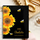 Agenda Girassóis monograma abelhas bonitinhas preto<br><div class="desc">Uma cor preta de fundo chic. Decorados com grandes girassóis de cor aquosa e 3 abelhas sorridentes e bonitas. Personalize e adicione um nome, ano e título. O nome é escrito em preto com um grande estilo escrito manualmente. Perfeito para a escola, o trabalho ou a organização da sua vida...</div>