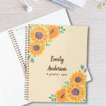 Agenda Girassóis personalizados<br><div class="desc">Girassóis trazem alegria! Este bonito Planner é decorado com girassol e folhagem verde de cor d'água sobre fundo bege mole. O texto está em castanho escuro. Original Watercolor © Michele Davies.</div>