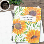 Agenda Girassol Amarelo Personalizado<br><div class="desc">Este Planeador único é decorado com girassóis amarelados e folhas verdes estão sobre fundo branco. Facilmente personalizável com seu nome e ano. Porque nós criamos a nossa trabalho de arte,  você não encontrará esta imagem exata de outros designers. Original Watercolor © Michele Davies.</div>