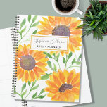 Agenda Girassol Personalizado 2023<br><div class="desc">Este Planeador único é decorado com girassóis amarelados e folhas verdes estão sobre fundo branco. Facilmente personalizável com seu nome e ano. Porque nós criamos a nossa trabalho de arte,  você não encontrará esta imagem exata de outros designers. Original Watercolor © Michele Davies.</div>