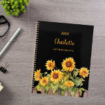 Agenda Girassol preto 2025<br><div class="desc">Aceite suas habilidades organizacionais com nosso Planejador Espiral Personalizado do Jardim Sunfloral. Perfeito para ficar no topo da sua agenda com um toque de encanto rústico, este planejador combina funcionalidade com um design bonito e personalizado. Fundo Negro Elegante: o sofisticado pano de fundo preto proporciona um contraste impressionante, fazer as...</div>