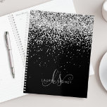 Agenda Glam Black Silver Glitter Monograma<br><div class="desc">Glitter Elegante de Monograma Elegante de Prata Negra Glam Personalize facilmente este design de planejador gráfico de tendências com brilho brilhante prateado elegante em um fundo preto. O design apresenta seu monograma manuscrito com toalhetes bonito e nome.</div>