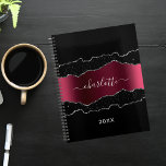 Agenda Glitter de mármore de prata preto-burgundy 2023<br><div class="desc">Preto,  burgata e prata falsa,  agata,  impressão de pedra mármore como fundo. Personalize e adicione seu nome e um ano. O nome é escrito com um moderno estilo escrito à mão.</div>