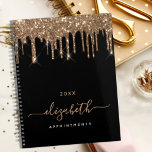 Agenda Glitter preto dourado goteja nome do monograma 202<br><div class="desc">Um fundo preto elegante com brilho fino dourado pingando, pintura pingando. Personalize e adicione um ano, nome e título. O nome é escrito com um ouro grande e moderno estilo escrito à mão. Perfeito para a escola, o trabalho ou a organização da sua vida pessoal/familiar. Para manter as hastes, exclua...</div>