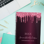 Agenda Glitter rosado pia monograma de ouro 2025<br><div class="desc">Um fundo burlando escuro com elegante brilho picante cor-de-rosa, pingos, pintura pingando. Modelo por um ano, qualquer ano. Personalize e adicione um nome e um título. O nome é escrito em rosas claro com um moderno estilo escrito à mão. Perfeito para a escola, o trabalho ou a organização da sua...</div>