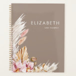 Agenda Grass Boêmian Elegante<br><div class="desc">Um simples planificador de grama boêmico. Este planejador de calendário apresenta tons ricos de marrom e ouro com um design de grama de pampas floral rosa. O texto pode ser personalizado com qualquer redação da sua escolha.</div>