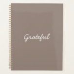 Agenda Grateful beige grande e personalizado script casua<br><div class="desc">Grata bege verde e branco personalizado informal caligrafia com escrita manual e escrita manual minimalista moderno e elegante Planejador de gratidão. Texto branco personalizável sobre fundo de cor sólida e clara bege verde. Você pode personalizá-lo com seu nome,  monograma,  iniciais,  ano ou texto personalizado.</div>