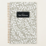 Agenda Greige Sketch Floral Year e Name Planner<br><div class="desc">Comece o seu ano de folga no pé direito com este planejador personalizado e dinâmico de semana e mês, que apresenta um padrão de galhos brancos desenhados à mão e pequenas flores num fundo verde moderno. Não se esqueça de personalizar a frente com o ano e o nome de sua...</div>