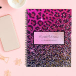 Agenda Grelha-esbranquiçada roxa-do-leopardo<br><div class="desc">Um planejador elegante e feminino com cores gradiente em rosa, roxo e preto Um padrão leopardo com brilho. Uma falso estrutura metálica dourada na frente. Modelo para seu nome, título ou texto na frente. Letras negras. O nome é escrito com um moderno e moderno estilo escrito à mão. Perfeito para...</div>