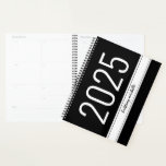 Agenda Greve Simples a Negra Moderna Personalizada 2025<br><div class="desc">Planeador personalizado em preto-e-branco com uma faixa simples e um grande impressão e um nome de script de pincel divertido ou assunto personalizado ou título impresso no cobrir. Escolha uma nova cor de fundo para o cobrir frontal e traseiro clicando em 'personalizar mais'.</div>