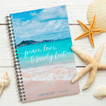 Agenda Hawaii Tropical Beach Foto Peace Love Sandy Feet<br><div class="desc">"Paz, amor e pés arenosos." Lembre-se do cheiro fresco de sal do ar oceânico sempre que você usa esta foto impressionante e vibrante de um oceano azul turquesa e praia arenosa, nome personalizado planejador anual. Um padrão gráfico azul-sol ícone do sol sobrepõe azul-turquesa vibrante do oceano nas costas. Este planejador...</div>