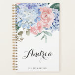 Agenda Hydrangeas Azuis e Script de Rosas Rosa<br><div class="desc">Planeador elegante e feminino com buquê floral de aquarelas azul e rosas cor-de-rosa pinceladas com acentos verdes. Este planejador floral será perfeito como presente personalizado. Personalize adicionando nomes e outros detalhes.</div>