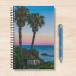 Agenda Ilha Tropical Paraíso Sunset Nome Personalizado<br><div class="desc">Esta design apresenta uma ilha tropical com palmeiras e um mar calmo com o pôr do sol e um nome personalizado editável escrito na popular tipografia moderna. Personalizar editando o texto na caixa de texto ou excluir sem texto. #tropical #pôr do sol #praia #ocean #personalizado #planejador #presente</div>