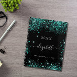Agenda Iniciais de 2025 do monograma verde-negro<br><div class="desc">Fundo preto, texto branco. Decorado com faíscas verdes e lacrimogêneas e adicione um ano, seu nome e um título. O nome é escrito com um moderno roteiro de estilo lettererd com balsas. Para manter as hastes, exclua apenas o nome da amostra, deixe os espaços ou emoji na frente e depois...</div>