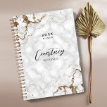 Agenda Iniciais de logotipo Dourado e marble elegantes Bu<br><div class="desc">Mantenha-se organizado com este elegante planejador de negócios do marble e do ouro 2023. Personalize e adicione seus detalhes comerciais, seu nome e um título ano 2023 (ou qualquer ano). Você pode inserir o logotipo no verso, bem como os detalhes de contato comercial e links de mídia social. O presente...</div>