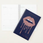 Agenda Lábios de gotejamento Dourado com Rosa Azul  marin<br><div class="desc">Marinho Azul, Rosa Dourado, Coleta Luminosa Lábios Makeup Appoint Planner Notebook com tonalidade azul pincel cor-de-rosa/rosa ouro gotas em um fundo azul de marinho chic com detalhes e nome personalizados. Projetado por Cedar e String. Perfeito para sua estética de luxo e estilo de vida chique. Se precisar de assistência ou...</div>