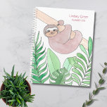 Agenda Largura Personalizada<br><div class="desc">Este Panner bonito é decorado com uma aquarela de uma preguiça sorridente pendurada num galho com folhas tropicais. Nas costas, diz Sloth Life e você pode mudar essas palavras se quiser. Facilmente personalizável. Use a opção Ferramenta Design para alterar o tamanho, o estilo e a cor do texto. Porque nós...</div>