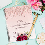 Agenda Lente azul-rosa de-ouro floral cor-de-rosa 2024<br><div class="desc">Um rosa de ouro falso e fundo de gradiente rosa pincelado com gotas de brilho elegantes de rosa dourado, aparência de pingar tinta. Decorado com flores em burgundy e ouro rosa. Modelo por um ano. Personalize e adicione um nome e um título. O nome é escrito em ouro rosa escuro...</div>