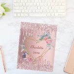 Agenda Lente-rosa-esbranquiçada nome floral geo 2023<br><div class="desc">Um fundo metálico cor-de-rosa pincelado. Derramamento de falso, pingar de tinta parece decoração. Um coração ouro decorado com flores rosa. Personalize e adicione um nome e um ano. O nome está escrito em um moderno e escuro rosa dourado escrito com letras de mão. Perfeito para a lição de casa da...</div>