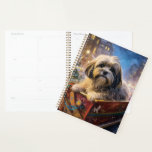 Agenda Lhasa Apso Christmas Fesason Season<br><div class="desc">Prepare-se para celebrar o feriado com o nosso charmoso Design cênico de Natal do Cão! Este delicioso produto apresenta adoráveis companheiros caninos rodando em meio a uma terra maravilhosa do inverno, adornada com luzes cintilantes, holly, e ornamentos festivos. Seu coração derreterá enquanto você testemunha cachorros vestidos com chapéus de Papai...</div>