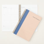 Agenda Linhas Simples de Cores Rosa e Azul Personalizadas<br><div class="desc">Planeje seus dias em estilo com este planejador simples e minimalista - sem data,  para que você possa começar a qualquer momento - e personalize-o com seu nome.</div>