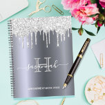 Agenda Lista de compromisso de brilho de prata<br><div class="desc">Um fundo metálico falso prateado com elegante brilho fino prateado, pintura pingando. Personalize e adicione um nome, uma letra monográfica e um título. O nome é escrito em branco com um grande estilo escrito à mão com letras grandes e manuscritas com baloiços. Texto branco e cinza. Para manter as hastes,...</div>