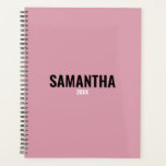 Agenda Livro de Compromissos Rosa e Branco Moderno<br><div class="desc">Um design branco e cor-de-rosa com tipografia moderna. Um presente feminino ideal para quem adora rosa. Presente perfeito para crianças e adultos. Decoração ideal do chá de fraldas,  presente para um aniversário,  Natal,  de volta à escola ou qualquer outra ocasião especial.</div>
