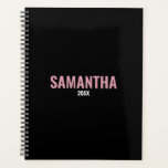 Agenda Livro de Compromissos Rosa e Preto Moderno<br><div class="desc">Um design preto e rosa-chic com tipografia moderna. Um presente feminino ideal para quem adora rosa. Presente perfeito para crianças e adultos. Decoração ideal do chá de fraldas,  presente para um aniversário,  Natal,  de volta à escola ou qualquer outra ocasião especial.</div>