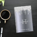 Agenda Livro de marcação 2023 da Silver Glitter drips gla<br><div class="desc">Um fundo metálico falso prateado com elegante brilho fino prateado, pintura pingando. Personalize e adicione um nome, uma letra monográfica e um título. O nome é escrito em branco com um grande estilo escrito à mão com letras grandes e manuscritas com baloiços. Texto branco e cinza. Para manter as hastes,...</div>