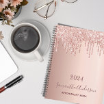 Agenda Livro de marcação cor-de-rosa com brilho dourado r<br><div class="desc">Um fundo metálico rosa dourado falso com aspecto elegante de ouro rosa e brilho rosado, aparência de pingar tinta. Modelo por um ano. Personalize e adicione um nome e um título. O nome é escrito em ouro rosa escuro com um moderno estilo escrito à mão. Perfeito para negócios, escola, trabalho,...</div>