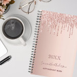 Agenda livro de marcação ouro, cor-de-rosa, 2025<br><div class="desc">Um fundo rosa dourado com elegante rosa dourado e pingos cor-de-rosa, pintura pingando aparência. Modelo por um ano. Personalize e adicione um nome e um título. O nome é escrito em ouro rosa escuro com um moderno estilo escrito à mão. Perfeito para negócios, escola, trabalho, diário ou organização da sua...</div>