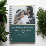 Agenda Livro do Planeador de Fotos de Green Emerald<br><div class="desc">Planeje seu dia de sonho em estilo com este elegante caderno de casamento verde e esmeralda. Possui uma foto personalizada no topo, um roteiro de caligrafia dourada e um design de coração romântico entrelaçado. Personalize com os nomes e a data do casamento. Perfeito para organizar cada detalhe — de listas...</div>