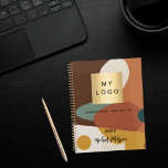 Agenda Logotipo comercial do padrão retrô laranja castanh<br><div class="desc">Um padrão retrô ao estilo de 70 em tons de marrom, laranja, bege e e verde. Personalize e adicione o logotipo da sua empresa, texto, ano e nome pessoal. Se desejar sem texto, use sua chave de espaço traseiro para excluí-la. Adicione o seu próprio endereço de Web site no verso....</div>
