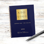 Agenda logotipo comercial do script de nome ouro azul do<br><div class="desc">Um na moda,  clássico fundo azul marinho. Personalize e adicione o logotipo da sua empresa,  texto,  ano e nome pessoal. Ouros. Se desejar sem texto,  use sua chave de espaço traseiro para excluí-la. Adicione o seu próprio endereço de Web site no verso.</div>