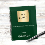 Agenda Logotipo comercial esmerald green name script 2025<br><div class="desc">Um na moda,  clássico e esmeralda verde. Personalize e adicione o logotipo da sua empresa,  texto,  ano e nome pessoal. Se desejar sem texto,  use sua chave de espaço traseiro para excluí-la.</div>