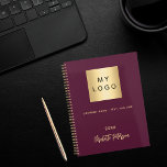 Agenda Logótipo comercial monograma roxo 2025<br><div class="desc">Um fundo cor roxa da moda. Personalize e adicione o logotipo da sua empresa,  texto,  ano e nome pessoal. Ouros. Se desejar sem texto,  use sua chave de espaço traseiro para excluí-la. Adicione o seu próprio endereço de Web site no verso.</div>