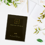 Agenda Logótipo comercial ouro preto monograma elegante 2<br><div class="desc">Um na moda,  clássico fundo negro. Personalize e adicione o logotipo da sua empresa,  texto,  ano e nome pessoal. Ouros. Se desejar sem texto,  use sua chave de espaço traseiro para excluí-la.</div>