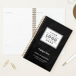 Agenda Logotipo comercial preto personalizado Nome do fun<br><div class="desc">Adicione uma aparência profissional ao seu espaço de trabalho com um planejador empresarial espiral personalizado com a marca da empresa, com um grande espaço para o seu logotipo comercial com texto personalizado moderno que pode ser personalizado com o nome do funcionário ou proprietário da empresa, nome da empresa, localização, slogan,...</div>