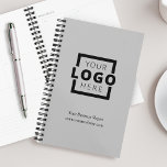 Agenda Logotipo da empresa personalizado Cinza de Promoci<br><div class="desc">Personalize facilmente este planejador com o logotipo da sua própria empresa e informações comerciais. Ajuste a personalização da marca para o próximo nível selecionando uma cor de fundo que corresponda à cor da sua marca.</div>