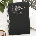 Agenda Logotipo da lista de pilas Dourada da Tesoura do V<br><div class="desc">Mostre seu estilo profissional com este planejador de logotipo de tesoura rosa dourada vintage. Perfeito para listas de penteados, este planejador combina um design de safra com funcionalidade prática. O elegante logotipo de tesoura rosa dourada adiciona um toque de sofisticação à sua organização diária. Personalize-o com seu nome para um...</div>