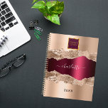Agenda logotipo de marble business agate burgundy rosa go<br><div class="desc">ouro rosa e agato de burlagem, impressão de pedra mármore como fundo. Personalize e adicione o logotipo da sua empresa, nome. O nome é escrito com um moderno estilo escrito à mão com traços. Para manter as hastes, exclua apenas o nome da amostra, deixe os espaços ou emoji na frente...</div>