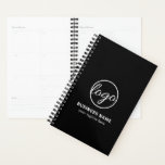 Agenda Logotipo de Promocional com marca personalizada Bl<br><div class="desc">Planejador de negócios preto personalizado com um design minimalista com seu logotipo junto com duas linhas de texto. Esses planejadores personalizados simples são excelentes de fornecer como presentes de cliente ou como itens de promocional / dar a qualquer momento para eventos corporativos ou shows comerciais.</div>